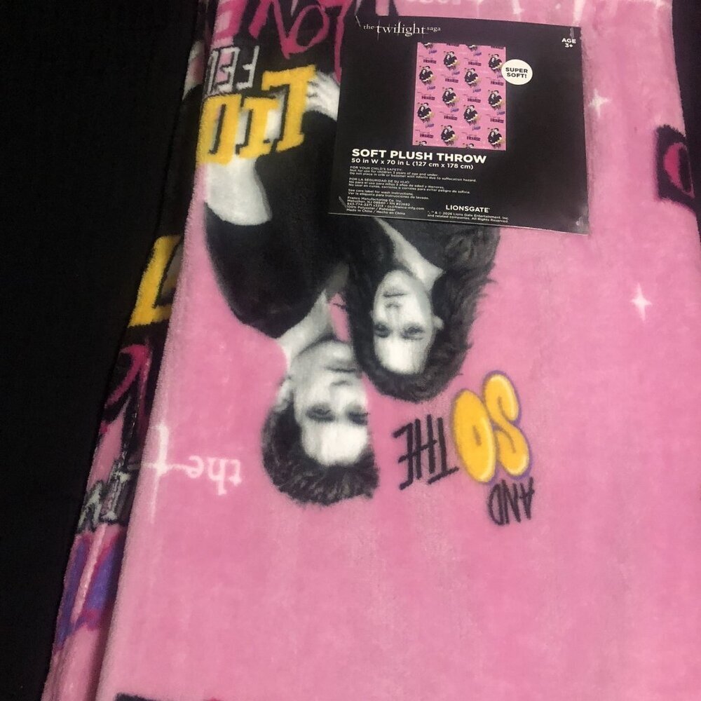 The Twilight Saga Soft Plush Throw, 50in W x 70in L (127 cm x178 cm), Pink - Picture 3 of 4